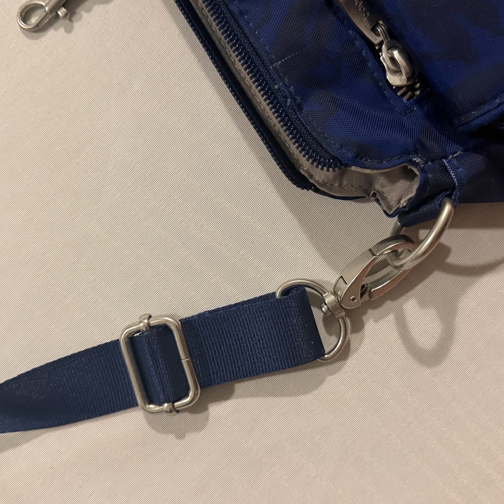 Baggallini Navy Blue Crossbody Bag Lightweight Travel NWOT Multiple Pockets - Picture 4 of 11